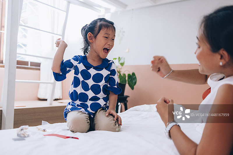 母女玩石头剪刀布游戏图片素材