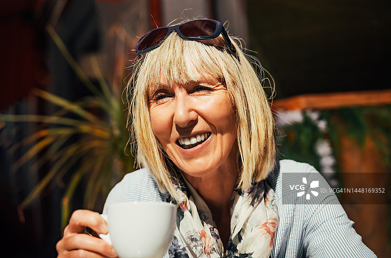 法国德拉吉尼昂镇咖啡馆里的成熟女人。图片素材