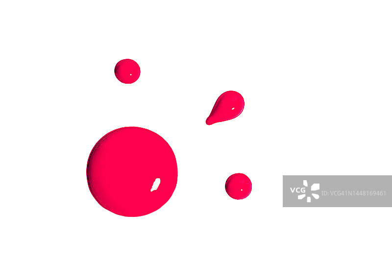 2023年度流行色万岁洋红粉紫红色指甲油滴在白色背景上图片素材