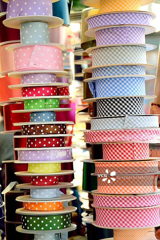 传统商店中各种颜色的丝带图片素材