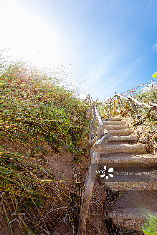 通往梅诺卡岛海滩的草地沙丘台阶，西班牙图片素材