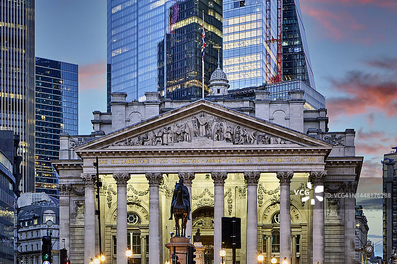 伦敦金融城皇家交易所及玻璃钢结构办公楼仰视景观图片素材