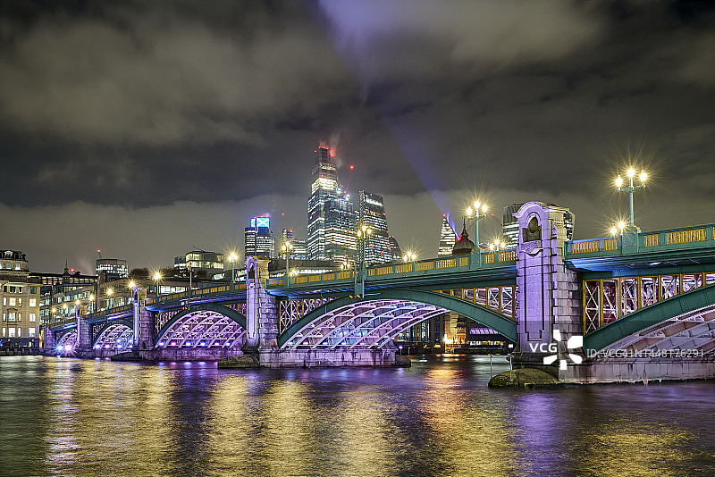 伦敦南华克桥东北向城市景观全景，英国图片素材