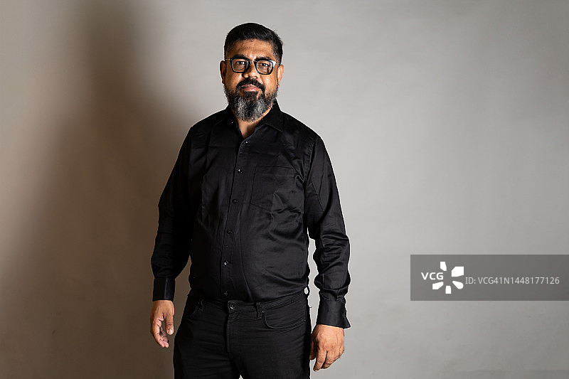 成年印度男子棚拍写真图片素材