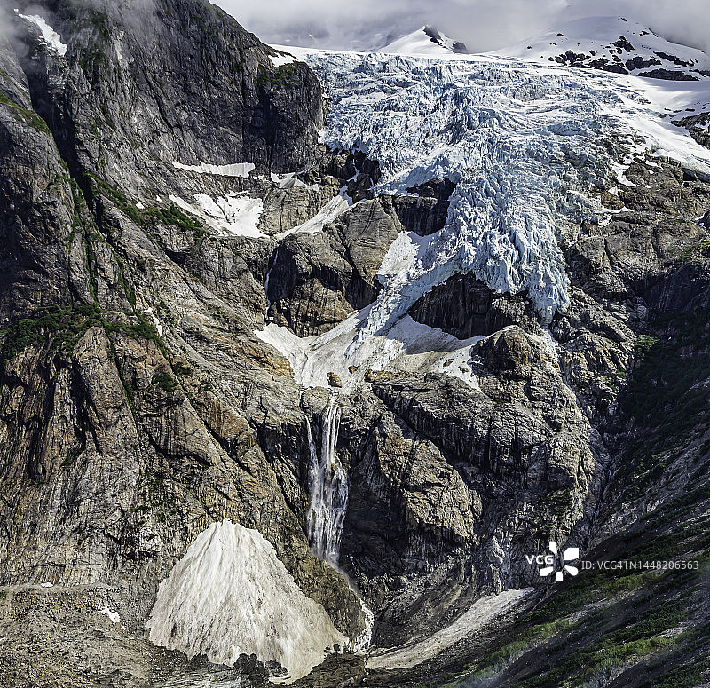 阿拉斯加州斯蒂金冰原的悬冰川图片素材