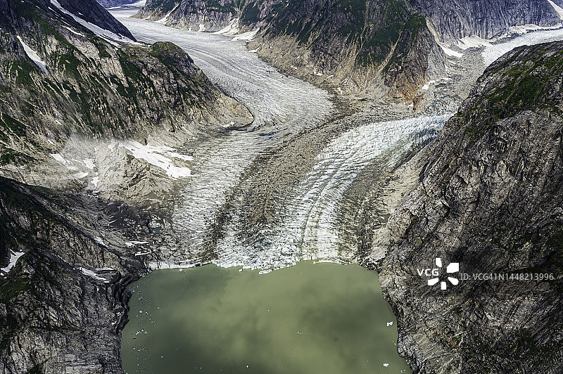 阿拉斯加斯蒂金冰原的谢克斯冰川，具有中间和侧向冰碛图片素材