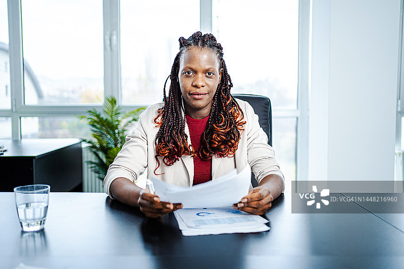 办公室里成功的黑人女商人肖像图片素材