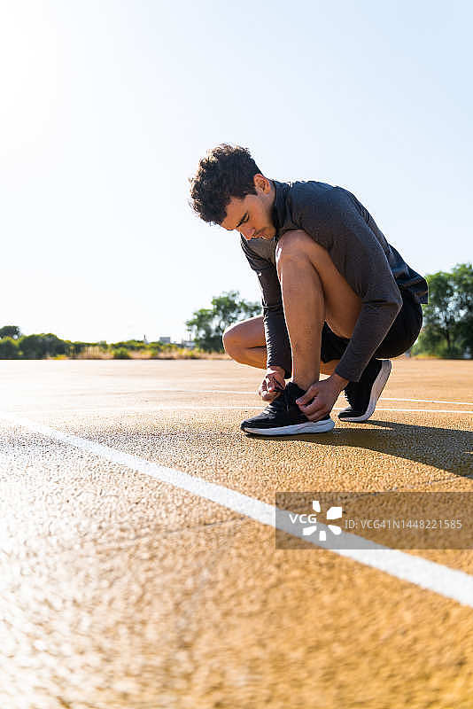 男人系上他的跑鞋图片素材