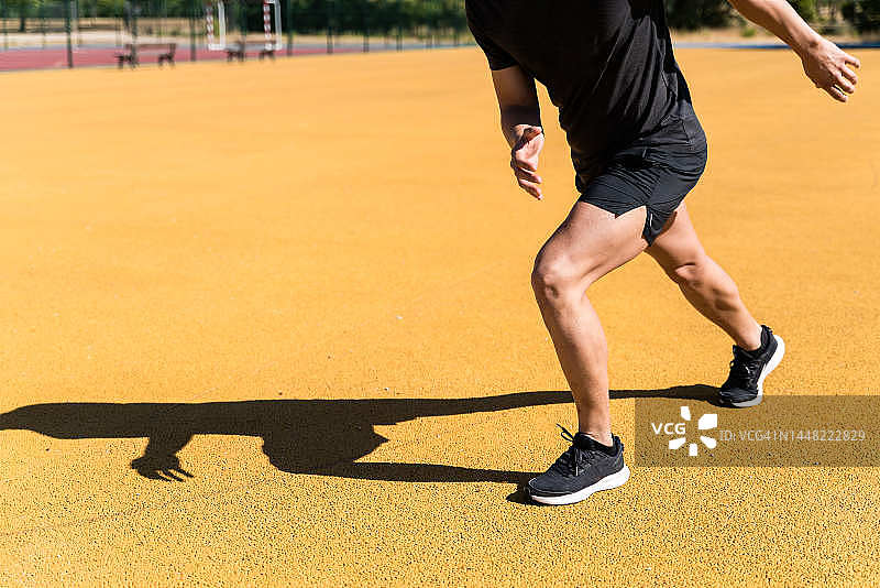 做跑步技术练习的健壮男人图片素材