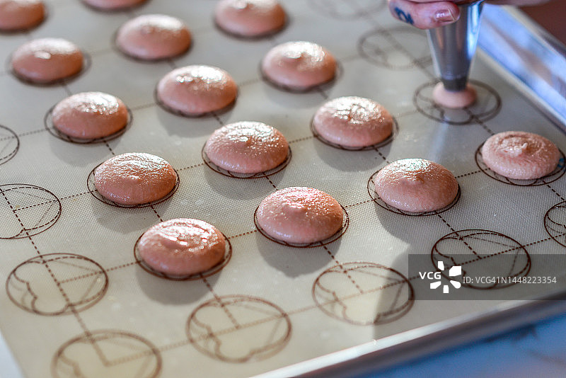 制作法式马卡龙烘焙面团图片素材