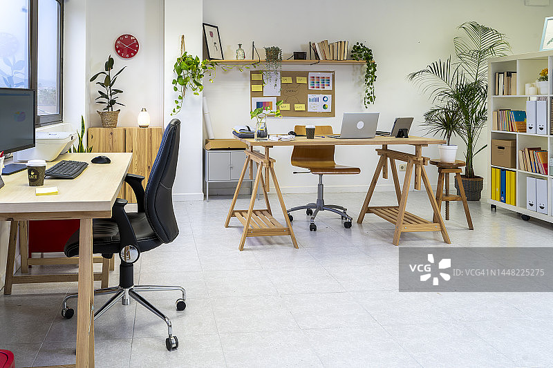 带有木制桌子的现代简约办公室图片素材