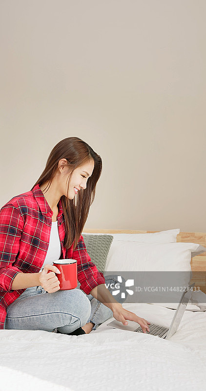 女人使用笔记本电脑图片素材