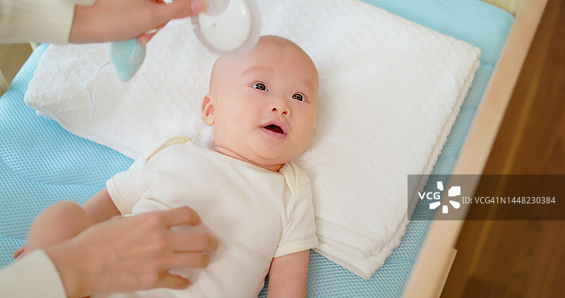 可爱的新生婴儿在婴儿床里图片素材