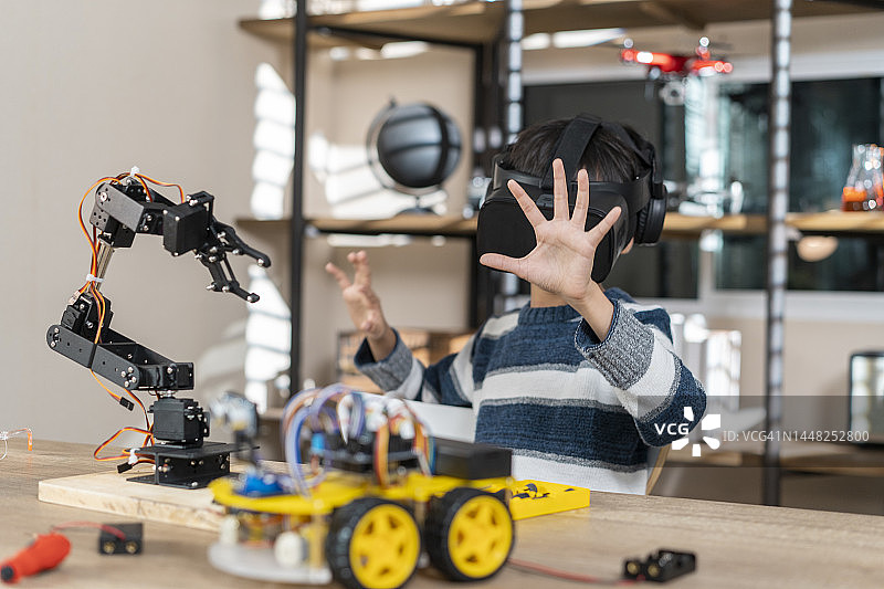 聪明的男孩在家体验VR眼镜图片素材