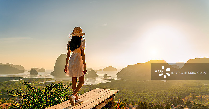 在伞下戴头巾的女人图片素材