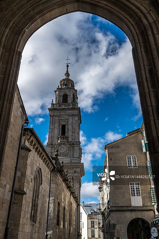 从一个古老的城门看卢戈市的圣诞老人大教堂María图片素材