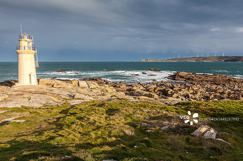 死亡海岸的灯塔和一排风车图片素材