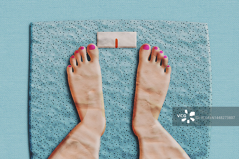 女性在浴室体重秤上的脚部POV图片素材