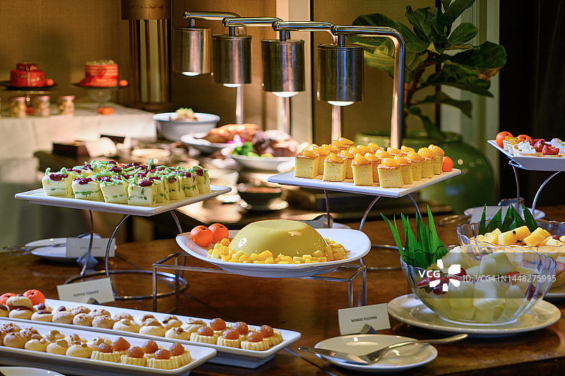 酒店自助餐中的甜点图片素材