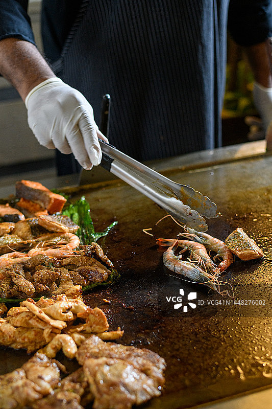 厨师在餐厅烹饪海鲜图片素材