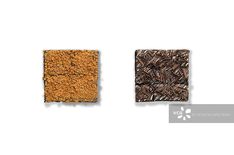 白色背景上两种不同颜色的布朗尼蛋糕图片素材