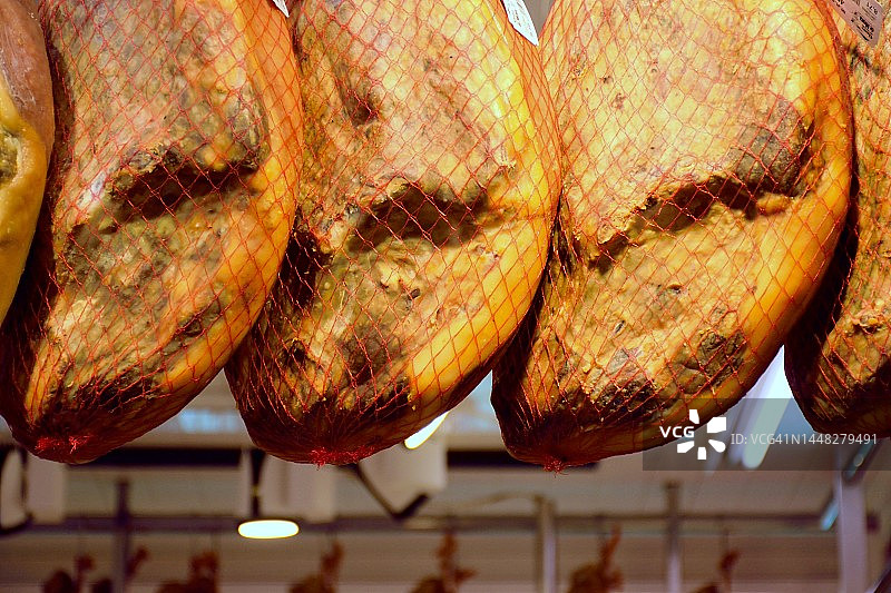 摊位上悬挂的火腿图片素材