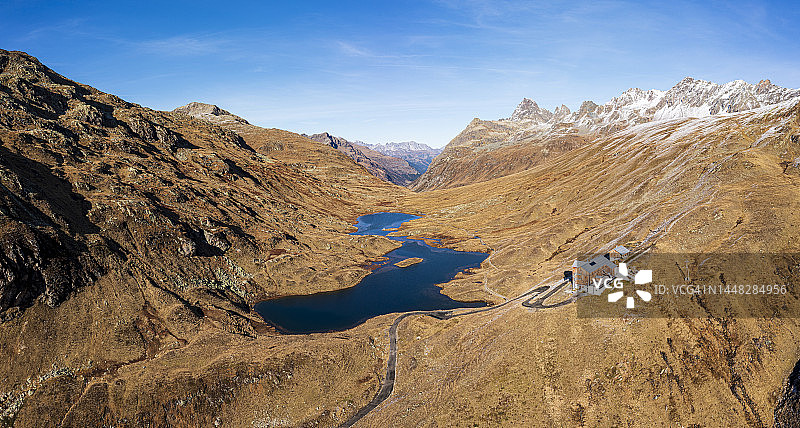 群山之间湖泊的美丽景观鸟瞰图图片素材