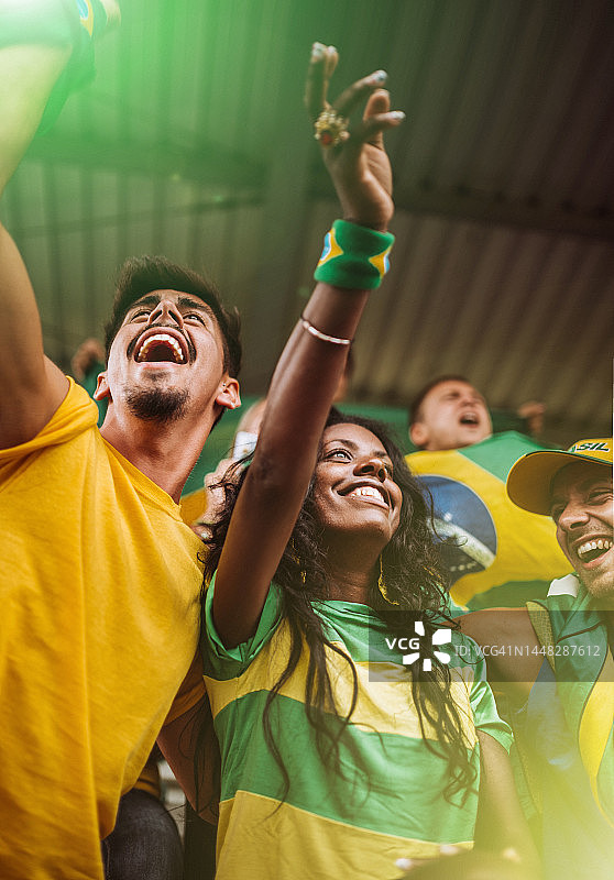 巴西球迷在体育场愉快玩耍图片素材