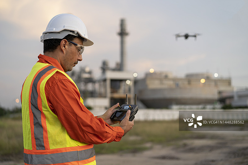工程师使用无人机检查发电厂。图片素材