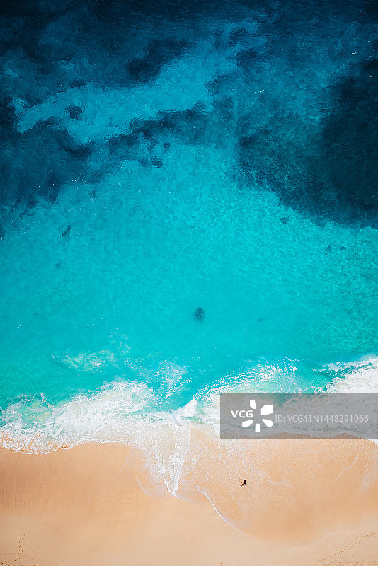 克林金海滩俯视图，印度尼西亚巴厘岛努沙佩尼达岛图片素材