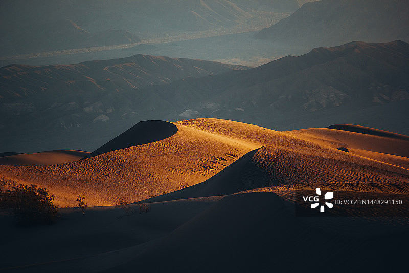 日出时分的死亡谷沙丘图片素材
