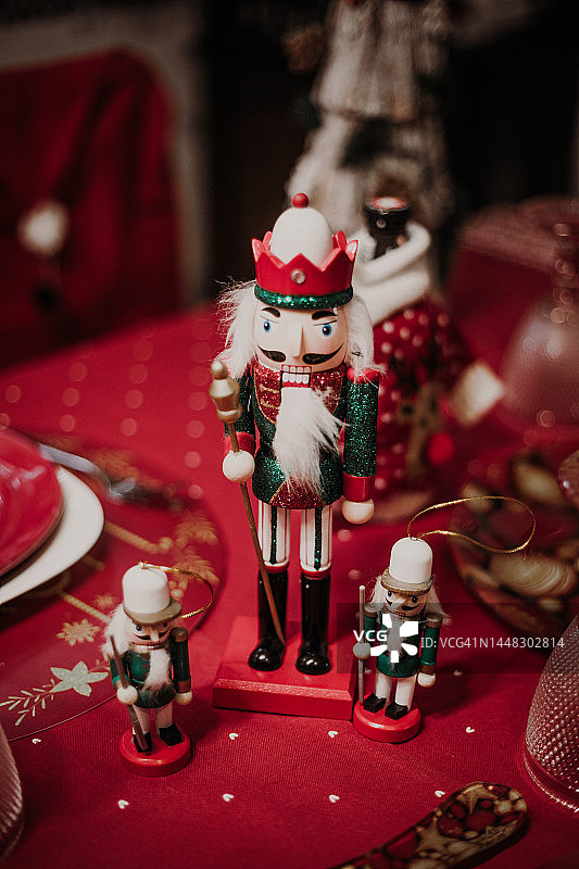 圣诞餐桌上的胡桃夹子装饰品图片素材