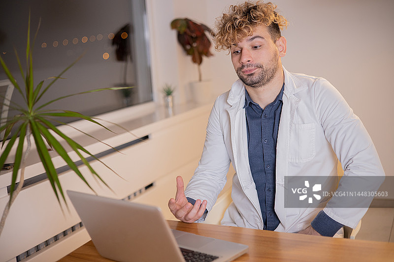 医生与患者进行视频通话图片素材