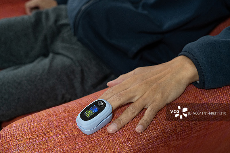 用血氧仪检查您的身体健康图片素材