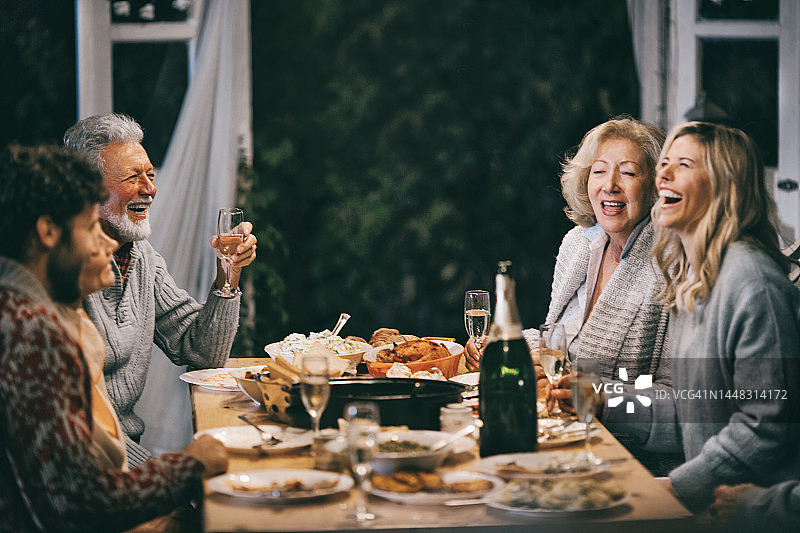 家人后院户外用餐图片素材
