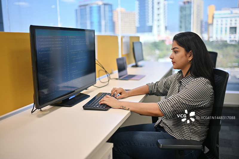 在办公室使用电脑的女人图片素材