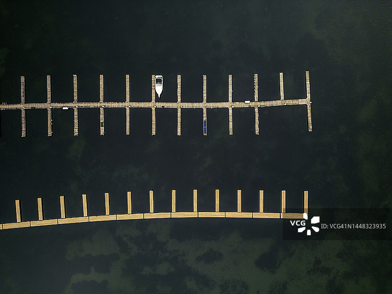 停靠在港口的一艘船的航拍图像图片素材