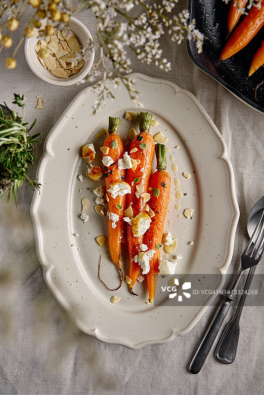 烤小胡萝卜配软奶酪和香料图片素材