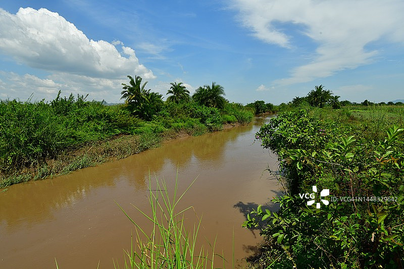 马拉巴河的棕色水域图片素材