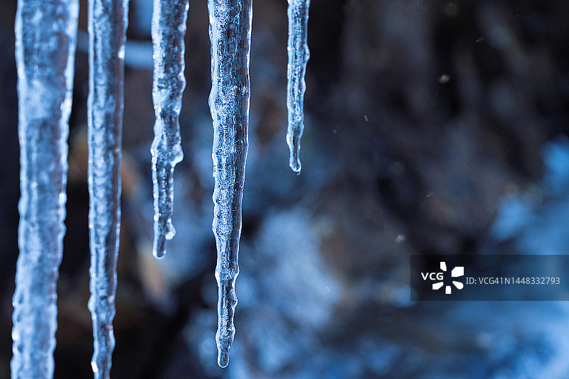 从岩石上垂下来的冰柱图片素材