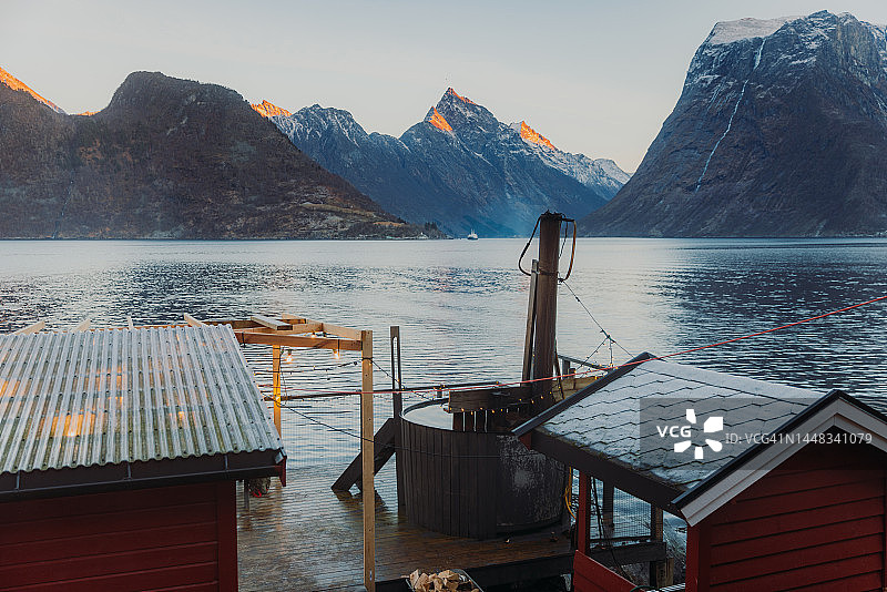 挪威冬季峡湾的温泉浴池美景图片素材