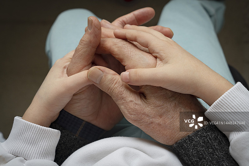 祖父和孙女手牵手的特写镜头图片素材