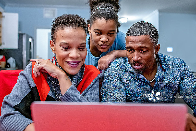 配备设备的温馨的家图片素材