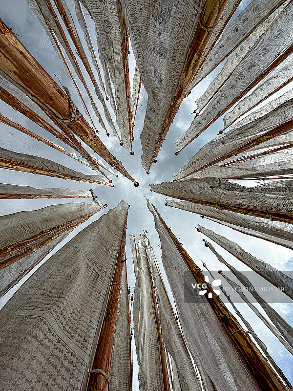 死亡佛教白色祈祷旗帜在蓝色天空飘扬的POV视角图片素材