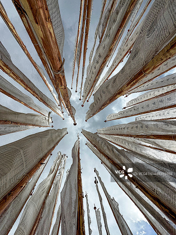 死亡佛教白色祈祷旗帜在蓝色天空飘扬的POV视角图片素材