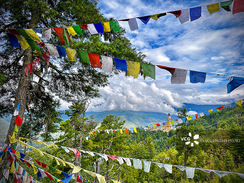 俯瞰廷布的大型金色佛像和祈祷旗图片素材