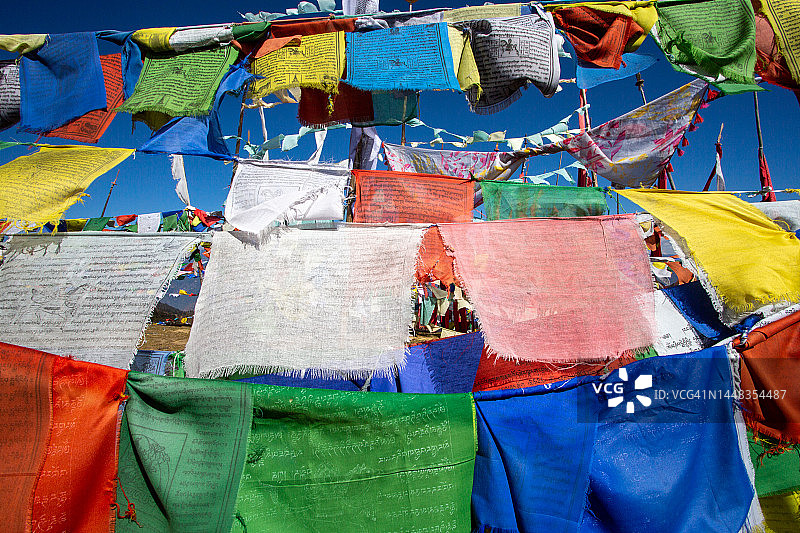 彩色佛教祈祷旗帜特写图片素材