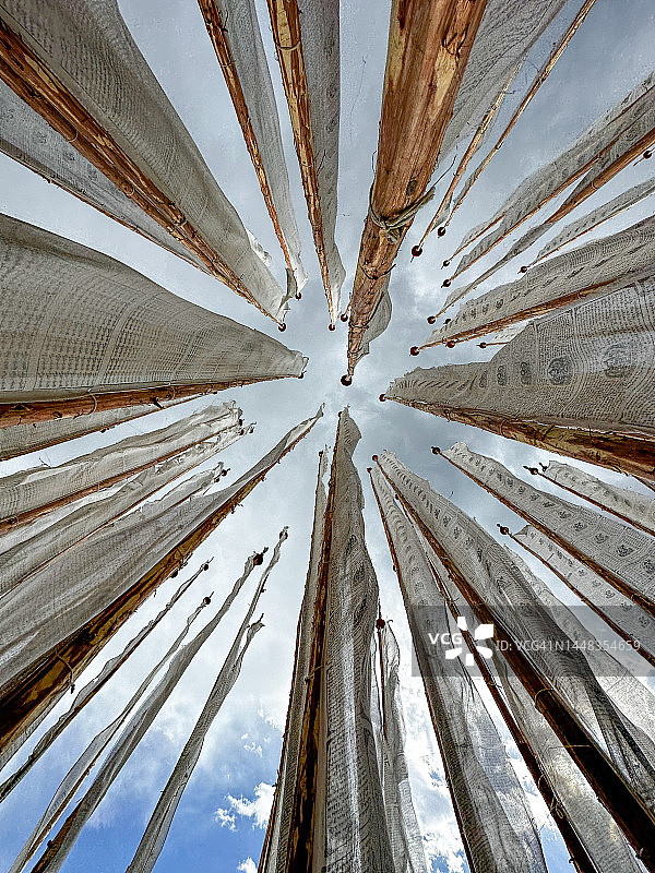 死亡佛教白色祈祷旗帜在蓝色天空飘扬的POV视角图片素材