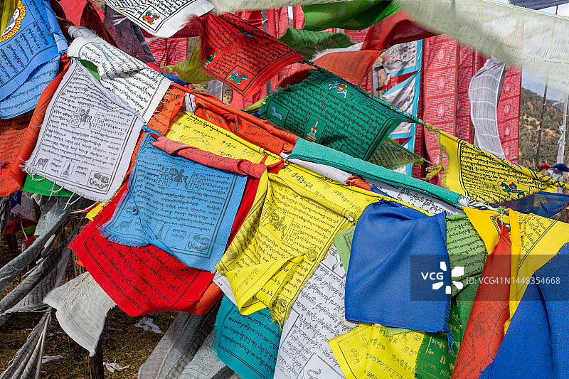 彩色佛教祈祷旗帜特写图片素材