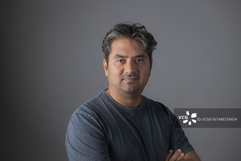 看着镜头微笑的印度男子肖像图片素材